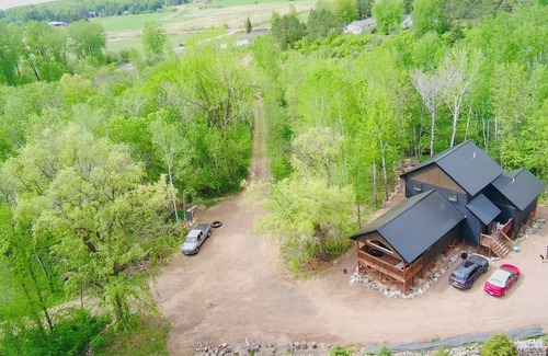Grandy Cabin | Lakeside Treehouse sleeps 10+Large Sauna+Cold Tub