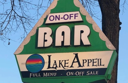 Grandy Cabin | Lakeside Treehouse sleeps 10+Large Sauna+Cold Tub