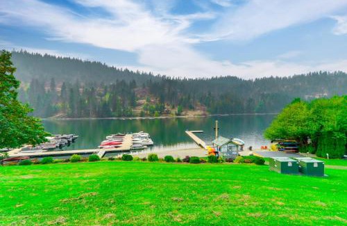 Rathdrum Apartment | Lakeside Winter Walks! Idaho Condo with Resort Perks