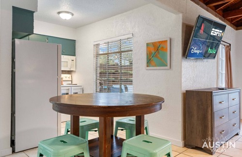 Volente Cabin | LakeTravis Bungalow 3