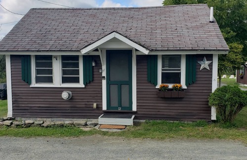 Whitefield Cottage | Lakeview cottage on Mirror Lake Cottage #4