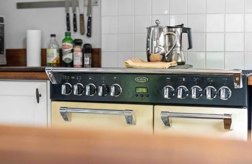 Witta Villa | Lakeview Cottage - Pet Friendly!