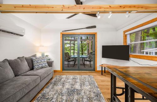 Mayfield House | Lakeview Cottage with Pontoon Rentals