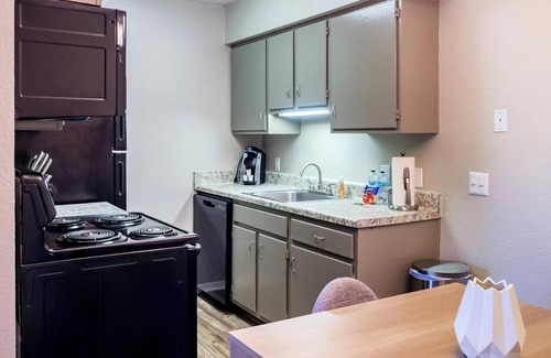 South Tulsa Apartment | Landing at Echo Trail Apartments - 1 Bedroom in.