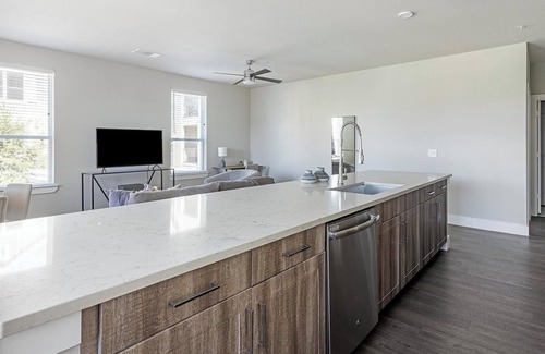 Katy Apartment | Landing | Beautiful 2BD, Pool, Gym