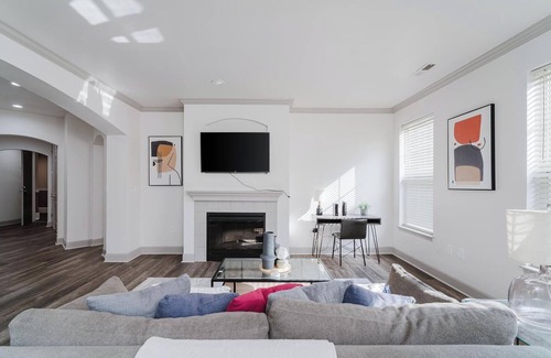 Corryville Apartment | Landing | Modern 2BD, Clubhouse, Gym