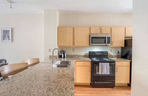 New Pathways Apartment | Landing | Spectacular 2BD, Gym, Pool