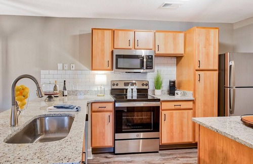 Eureka Apartment | Landing | Stylish 2BD, Clubhouse, Pool