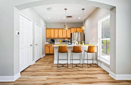 Eureka Apartment | Landing | Stylish 2BD, Clubhouse, Pool