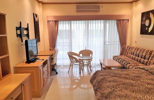 Na Kluea House | Large 1st floor studio condo at Baan Suan Lalana