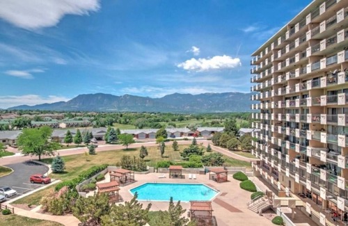 Southeast Colorado Springs Condo | Large 2 bedrooms w/west facing mountain views