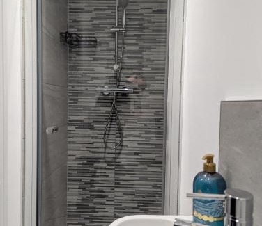 Winnersh House | Large 4 Bed Hse, Sleeps 7, 3 BTH, Drive PRKG-4 Cars, M4-A329, Shinfield Studios, 10mins, Reading, Ascot & Legoland 20mins, Film Crew, Contractor & Family Friendly