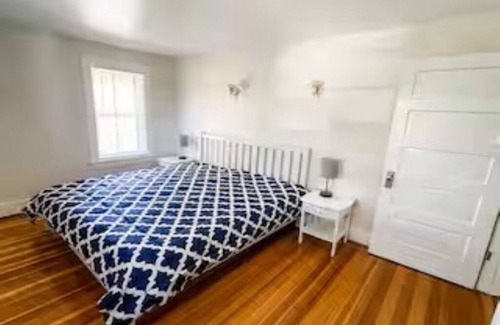 Solon Mills House | Large 6Bd/3.5Ba Lake-Front Group Retreat