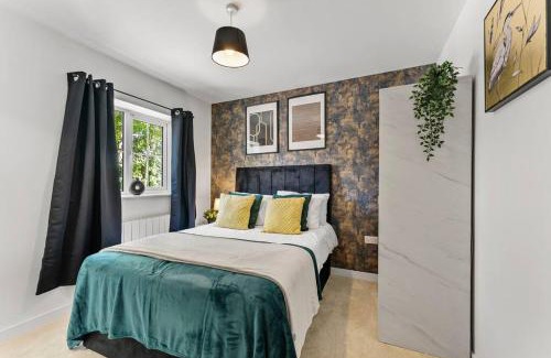 Newark upon Trent House | Large and Stylish Abode in Nottingham - Sleeps 15