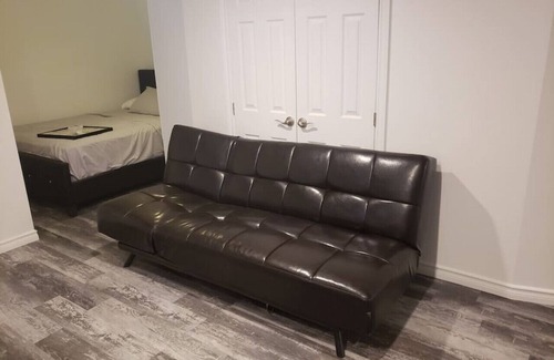 East Credit House | Large Basement apartment Near Sq One Mississauga