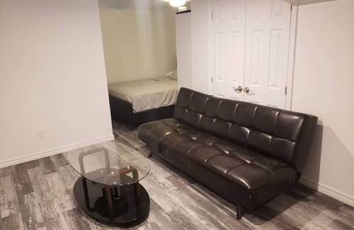 East Credit House | Large Basement apartment Near Sq One Mississauga