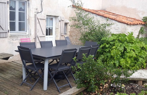 Marans Cottage | Large country gîte for 18 people