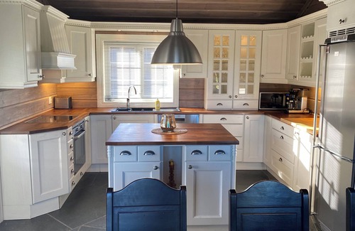 Al Municipality Cabin | Large cozy cabin in the mountains with 13 beds and private hot tub - Jacuzzi