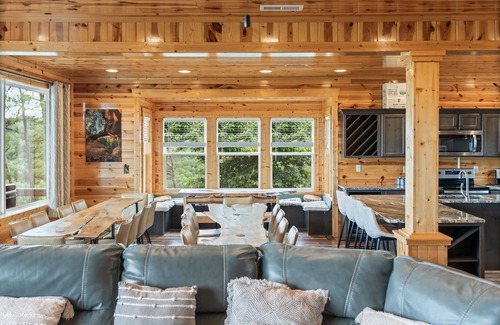 Frenchburg Cabin | Large cozy updated lodge sitting on top of Daniel Boone National Forest.!