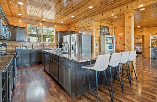 Frenchburg Cabin | Large cozy updated lodge sitting on top of Daniel Boone National Forest.!