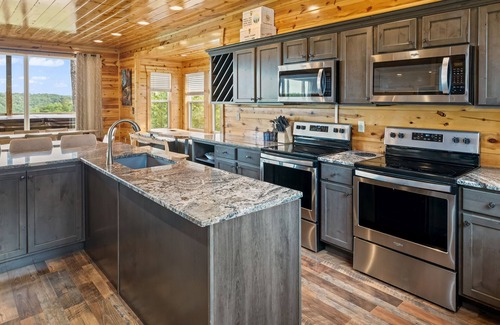 Frenchburg Cabin | Large cozy updated lodge sitting on top of Daniel Boone National Forest.!