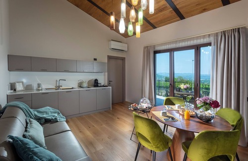 Castagnito Bed & Breakfast | Large Deluxe Suite 101 with terrace - Relais PQlin & Winery.