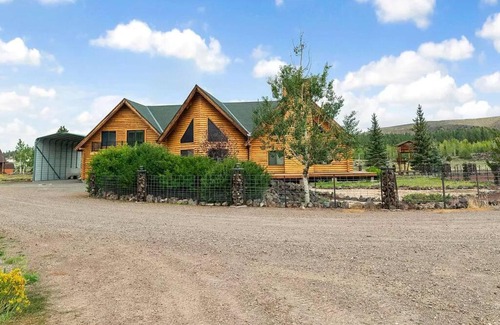Mammoth Creek House | Large Elegant Reunion Cabin by Lake and Ski Resort