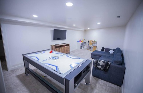 Mammoth Creek House | Large Elegant Reunion Cabin by Lake and Ski Resort