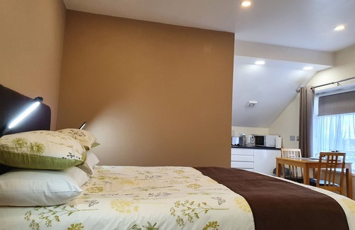 Frampton on Severn House | Large ensuite room, quiet location