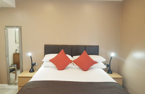 Frampton on Severn House | Large ensuite room, quiet location