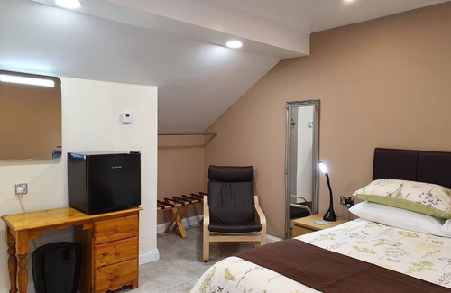 Frampton on Severn House | Large ensuite room, quiet location