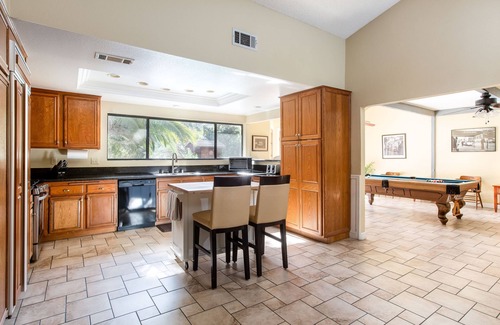 Lake Elsinore House | Large family Gathering? Have them all under one roof in this beautiful setting