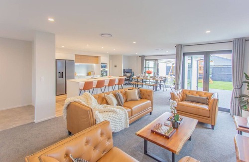 Lincoln House | Large Family Retreat Spacious Home, Games Room Sleeps 12