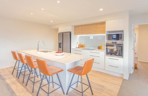 Lincoln House | Large Family Retreat Spacious Home, Games Room Sleeps 12