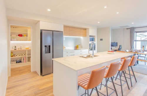 Lincoln House | Large Family Retreat Spacious Home, Games Room Sleeps 12