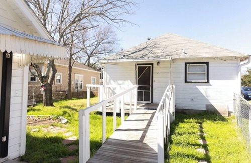 Gatesville House | Large fenced yard near town square (Starlink WiFi), Charming bungalow with fenced yard and Starlink