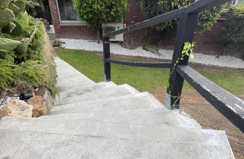 West Hobart House | Large house close to the city tranquil setting