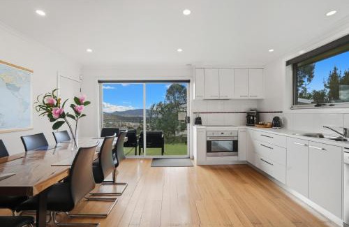 West Hobart House | Large house close to the city tranquil setting