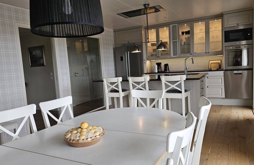 Svanesund Ski Chalet | Large house with sauna, playground and close to the beach in Svanesund | SE09140