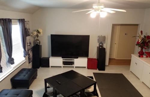 Missouri City House | Large Modern Residence with private guest, family room & business office