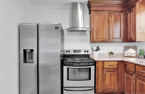 Macon House | Large Retreat with Hot Tub + Big Yard, Sleeps 16!