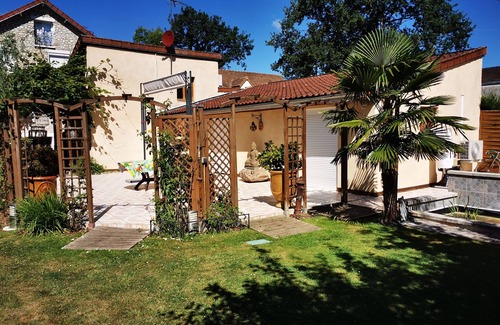 Dammarie Les Lys Cottage | Large studio close to the forest