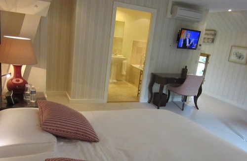 Louresse-Rochemenier House | Large Suite Luxury Ensuite | 6