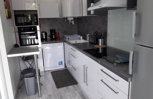 Balaruc-les-Bains Apartment | Large T2 (1 bedroom) 50m2 - CURE area (50m), Beaches, Center + WIFI + residence parking