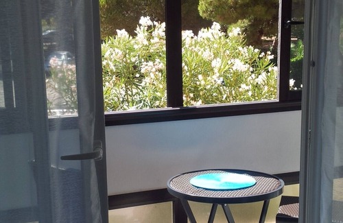 Balaruc-les-Bains Apartment | Large T2 (1 bedroom) 50m2 - CURE area (50m), Beaches, Center + WIFI + residence parking