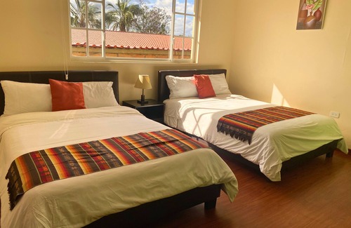 Tababela House | Las Hortensia's Casa De Huéspedes