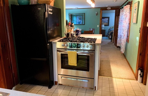 Olcott Cottage | LaVida Cottage Welcomes you with wide open, private, green spaces.