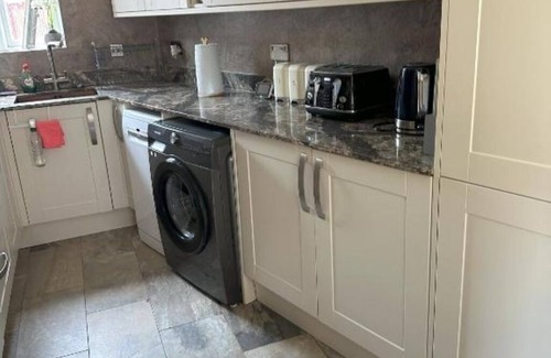 Heath House | Lavish 3 story house: Single Room with Shared Bathroom