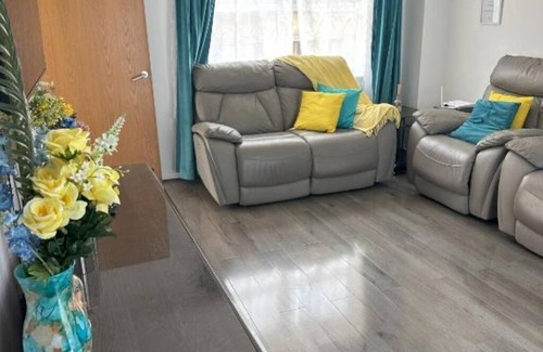 Heath House | Lavish 3 story house: Single Room with Shared Bathroom