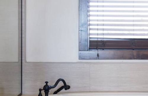 Creston House | Lavish Ranch Villa with a Private Lake in 150 Majestic Acres